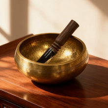 Bol chantant posé sur une table en bois